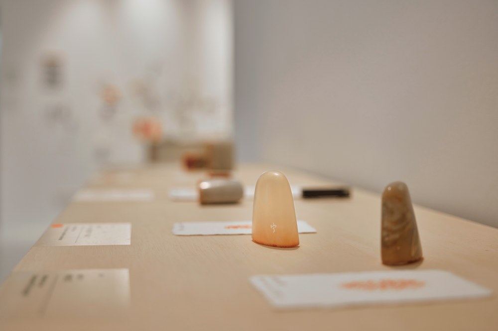 Multiple stones and impression cards on exhibition table
